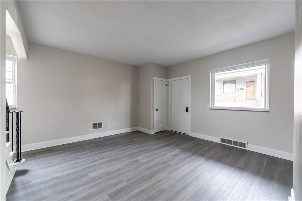 12 Simms Street Pittsburgh, PA 15211 - Photo 6 of 39 Living Room