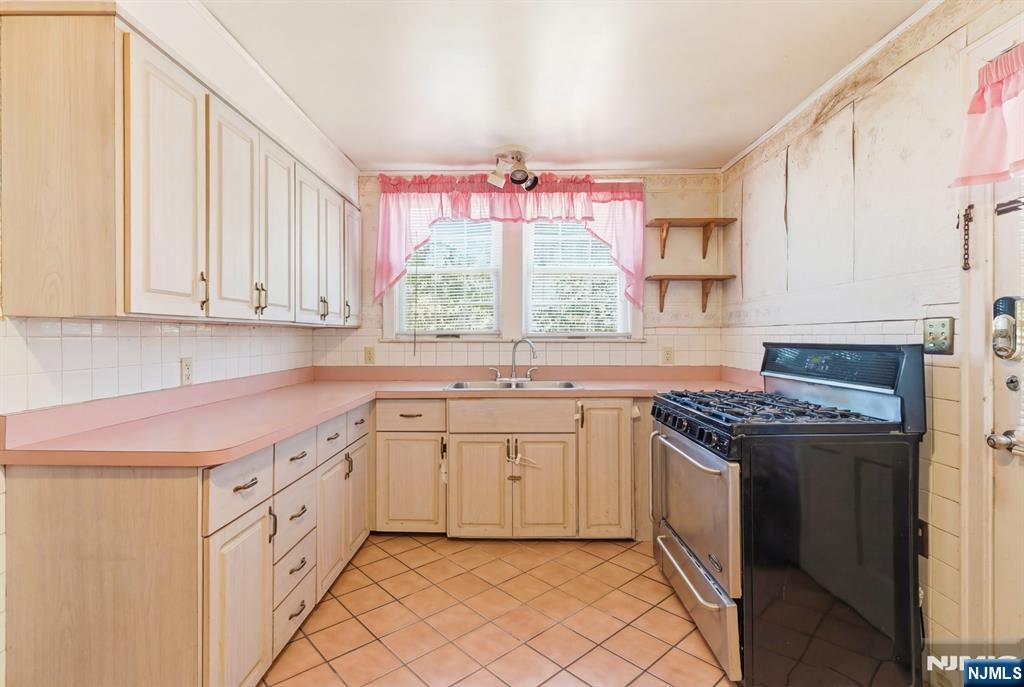 442 7 Oaks Road Orange, NJ 07050 - Photo 6 of 21