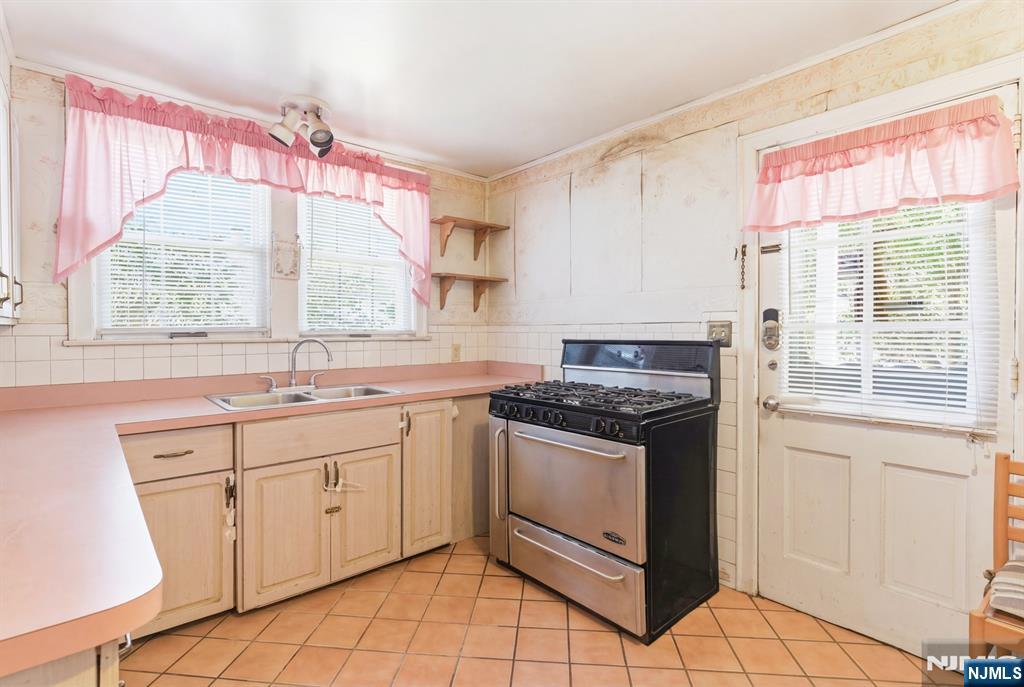 442 7 Oaks Road Orange, NJ 07050 - Photo 8 of 21