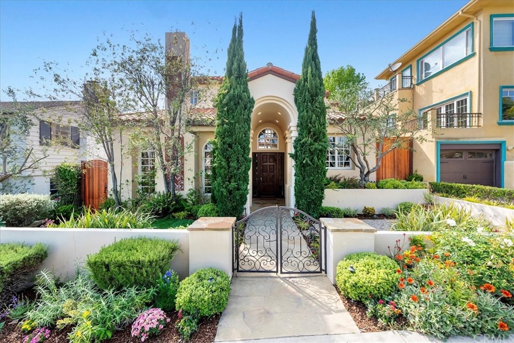 263 Park Avenue Long Beach, CA 90803 - Photo 1 of 67 a front view of a house with a garden