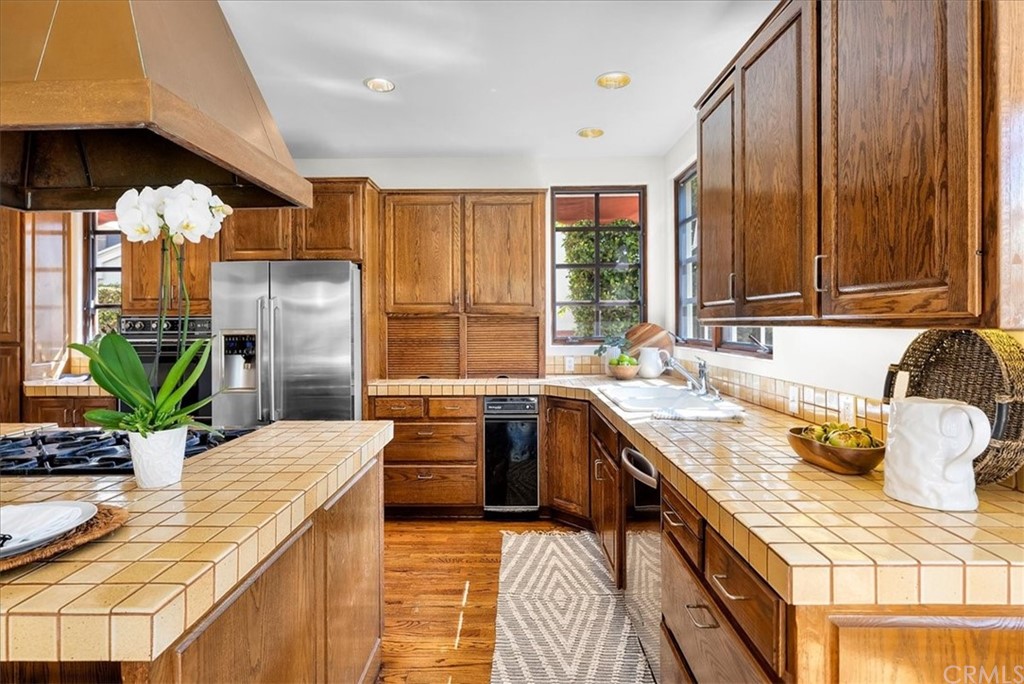 263 Park Avenue Long Beach, CA 90803 - Photo 18 of 67 a kitchen with stainless steel appliances granite countertop a sink a stove and a wooden floors
