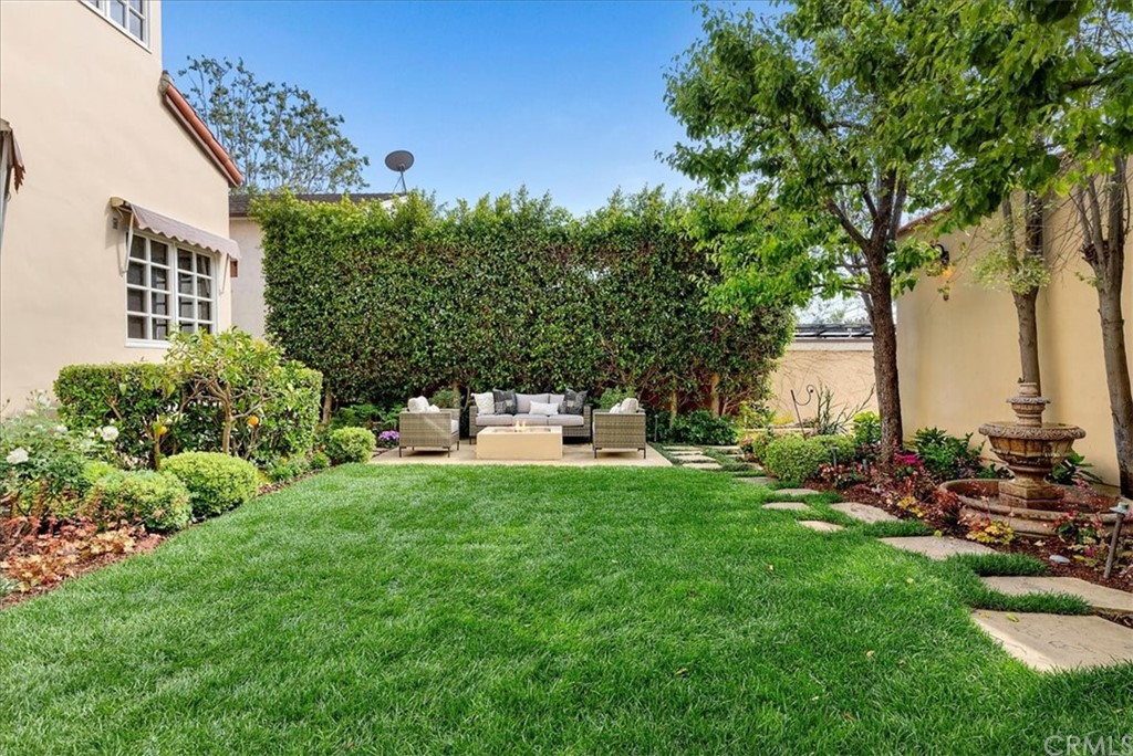 263 Park Avenue Long Beach, CA 90803 - Photo 26 of 67 a view of a swimming pool and lounge chairs