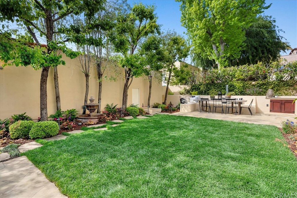 263 Park Avenue Long Beach, CA 90803 - Photo 28 of 67 a view of a chair and table of the garden