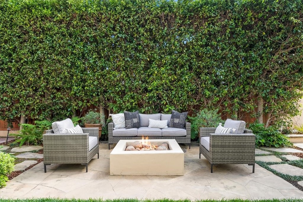 263 Park Avenue Long Beach, CA 90803 - Photo 29 of 67 a outdoor space with patio couch and a potted plant
