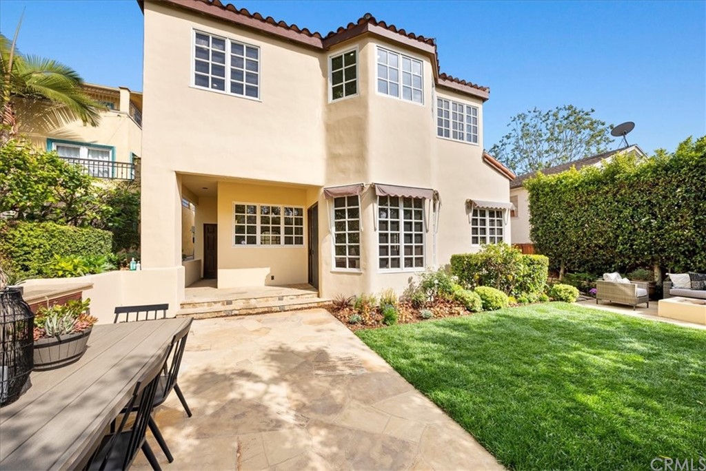 263 Park Avenue Long Beach, CA 90803 - Photo 33 of 67 a front view of a house with garden