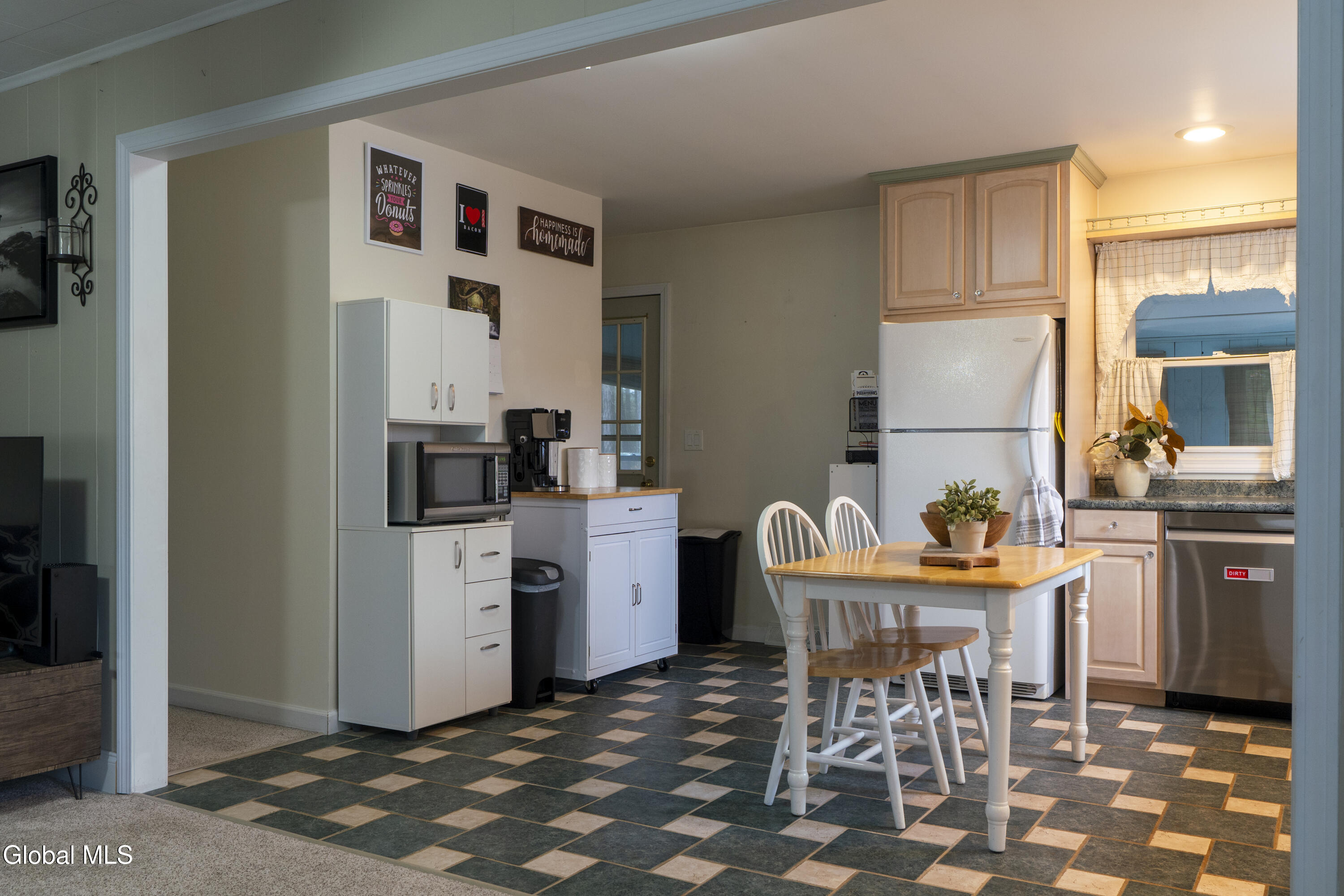 18 Pinewood Road Queensbury, NY 12804 - Photo 8 of 22 18 Pinewood-8