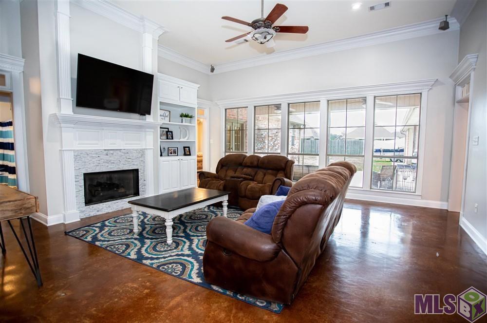 16233 Jay Road Prairieville, LA 70769 - Photo 4 of 19 Living Room