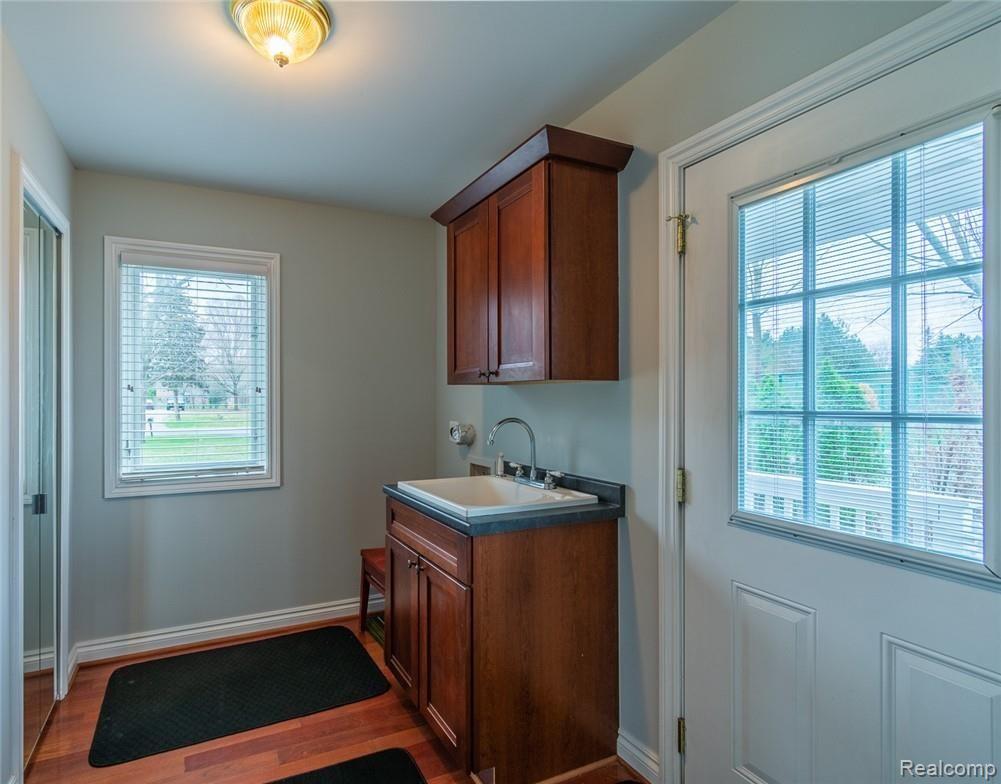 31501 Evergreen Road Franklin, MI 48025 - Photo 18 of 52 1st Floor Laundry/Mud Room
