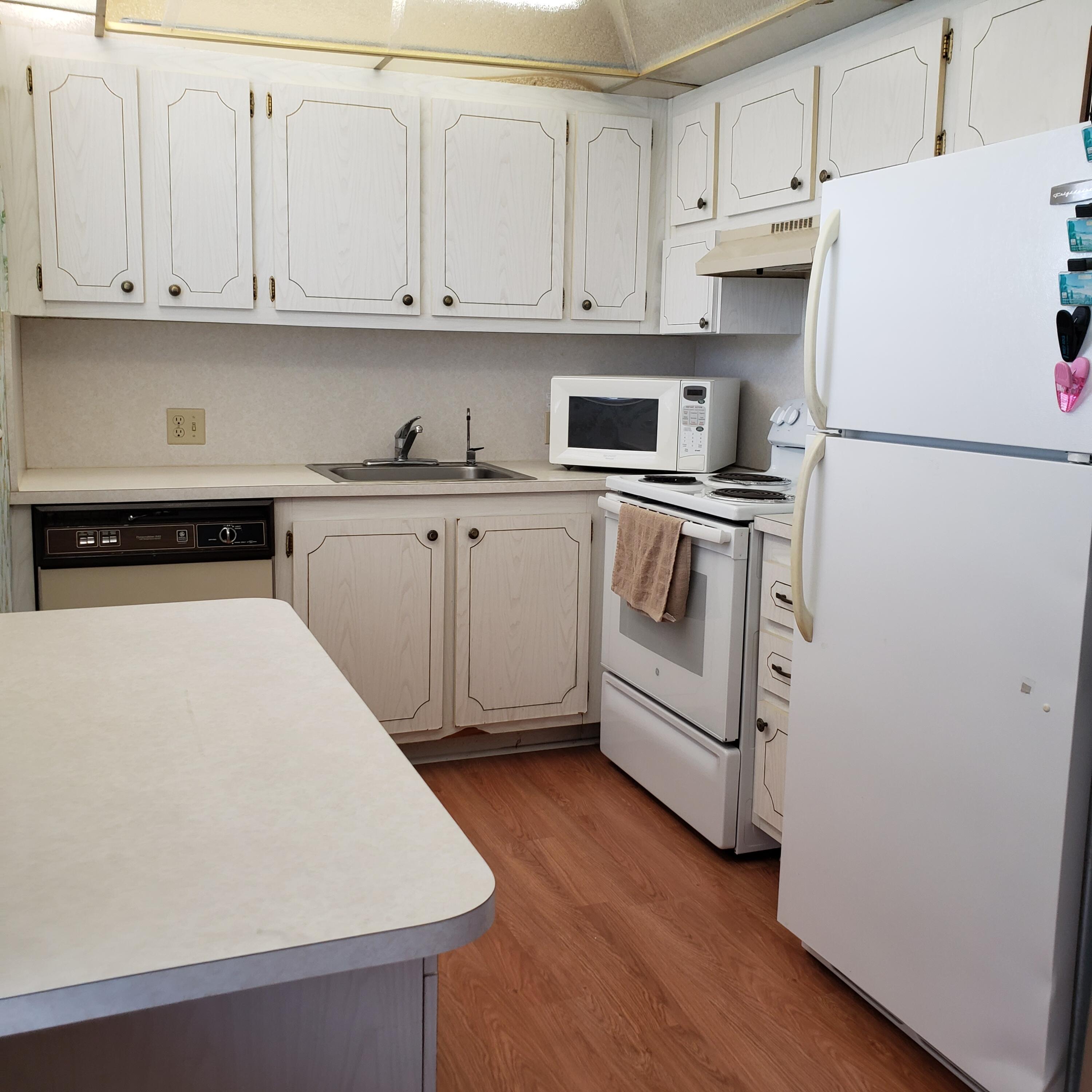 183 Suffolk F Boca Raton, FL 33434 - Photo 5 of 32 kitchen