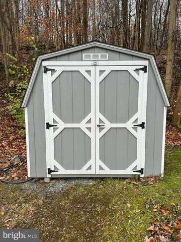 a view of a house with backyard