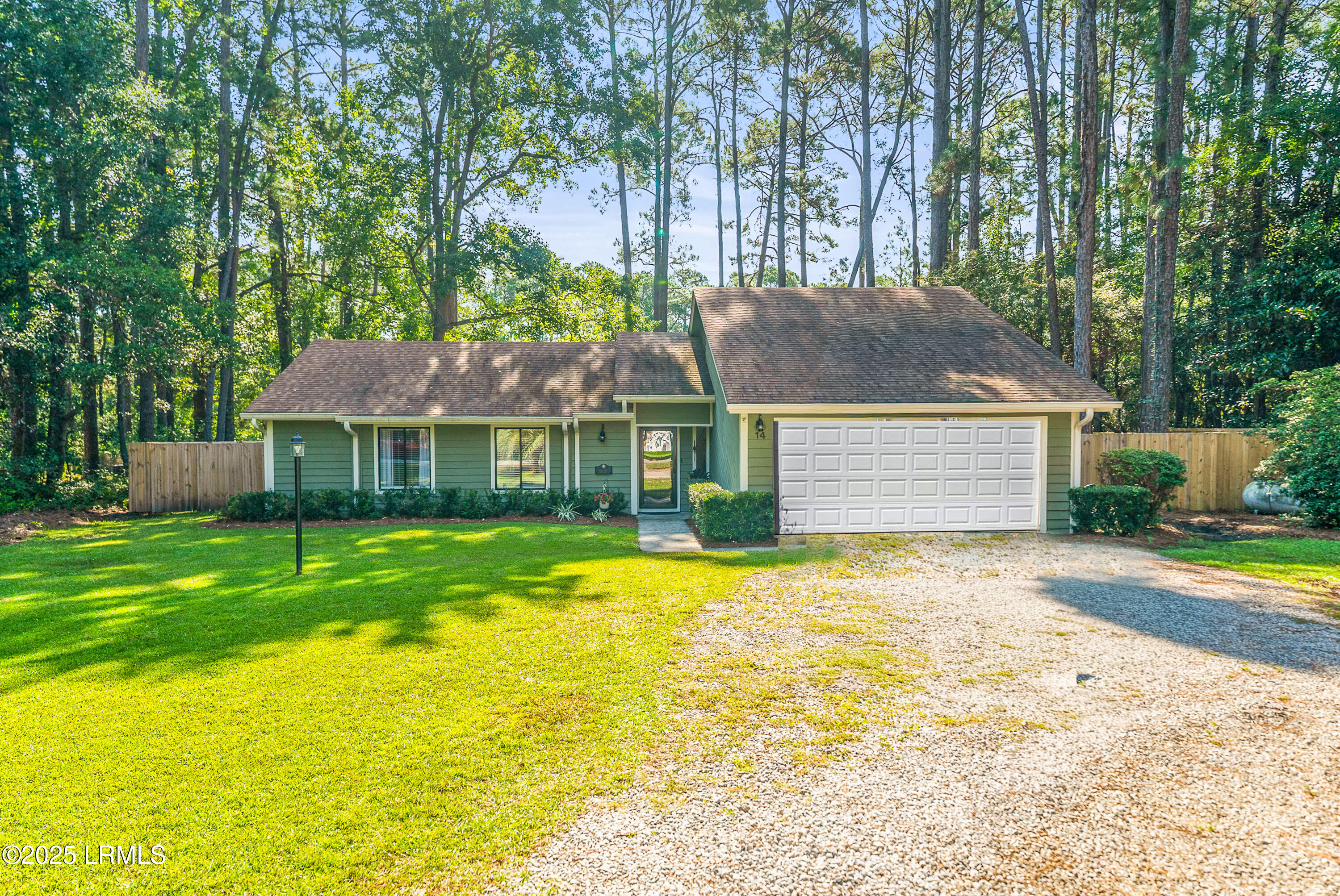 14 Wade Hampton Drive Beaufort, SC 29907 - Photo 2 of 42 Front of Home