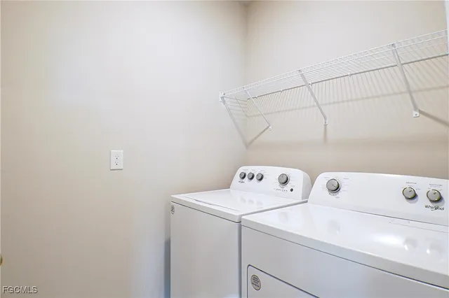 a view of an house with backyard