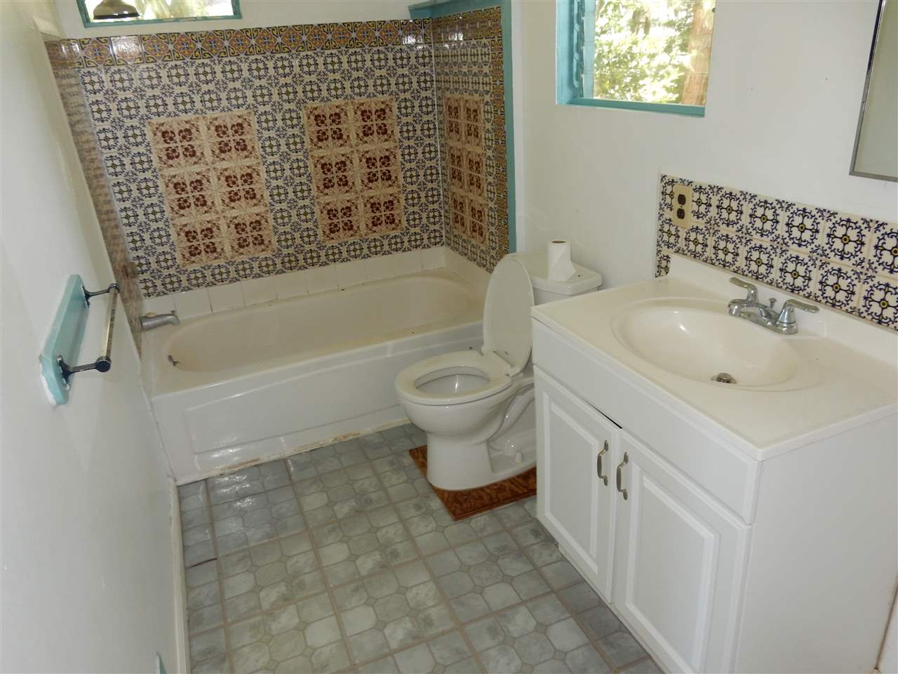 1661 West Kuiaha Road Haiku, HI 96708 - Photo 9 of 16 a bathroom with a sink a toilet and a bathtub