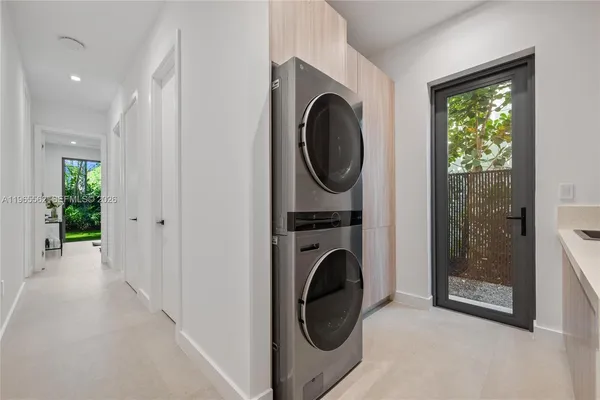 $7,190,000 | 215 South Shore Drive, Miami, FL 33133