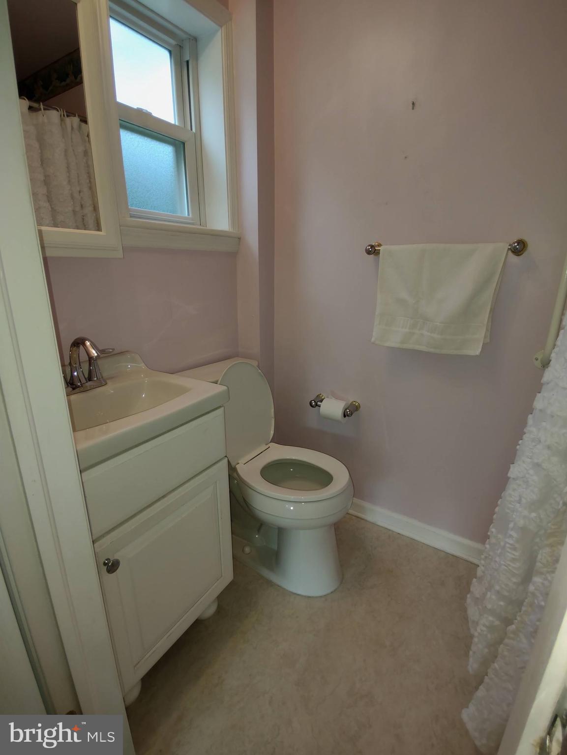 31 West Greenhill Road Broomall, PA 19008 - Photo 11 of 14 1st floor full bathroom