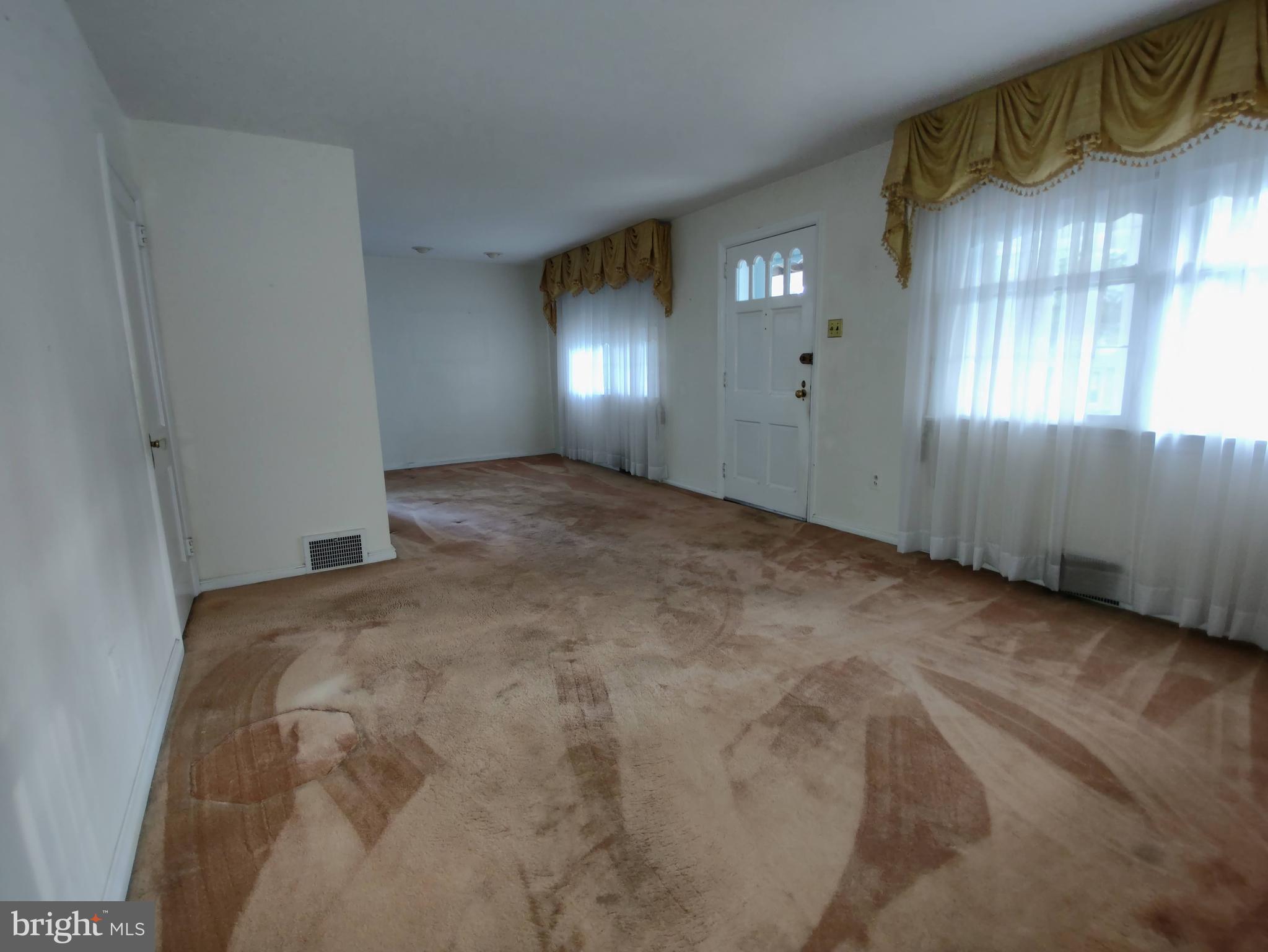 31 West Greenhill Road Broomall, PA 19008 - Photo 2 of 14 Spacious Living Room