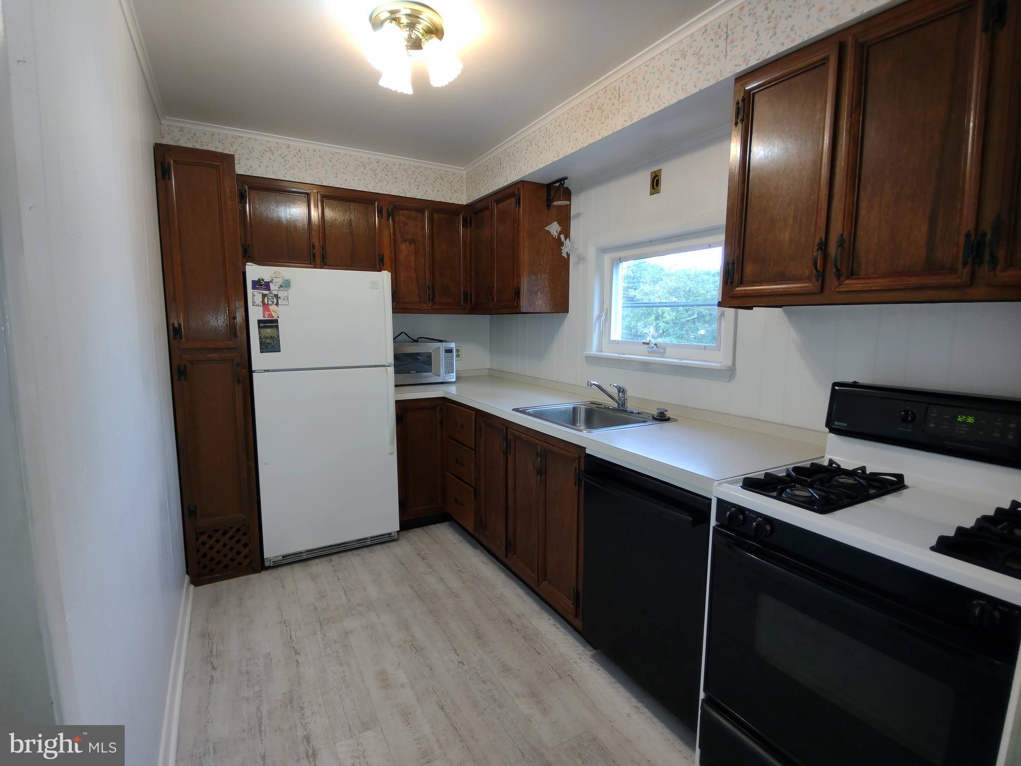 31 West Greenhill Road Broomall, PA 19008 - Photo 4 of 14 Kitchen