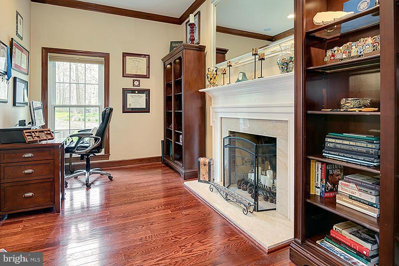7606 Maple Branch Road Clifton, VA 20124 - Photo 19 of 30 Living Room