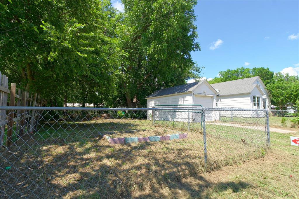 901 North Howeth Street Gainesville, TX 76240 - Photo 5 of 24