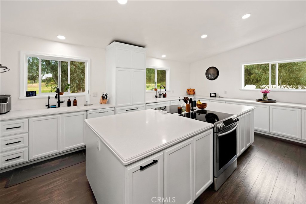 2728 Pentz Road Oroville, CA 95965 - Photo 4 of 52 a kitchen that has a sink and a stove in it