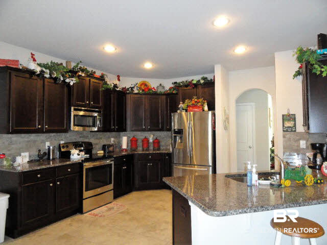 550 Leeds Court Foley, AL 36535 - Photo 8 of 25 Kitchen