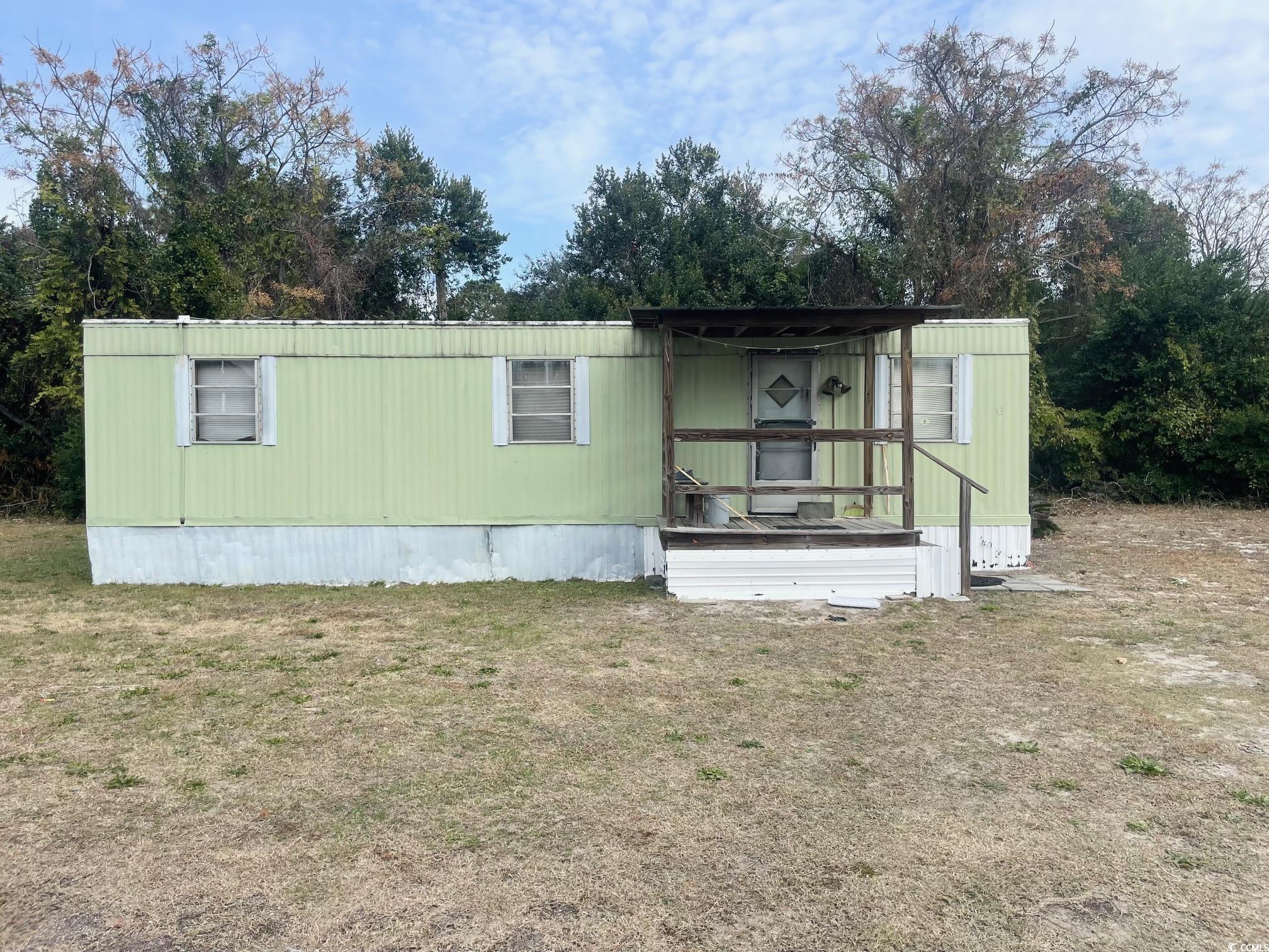 Manufactured / mobile home with a front lawn