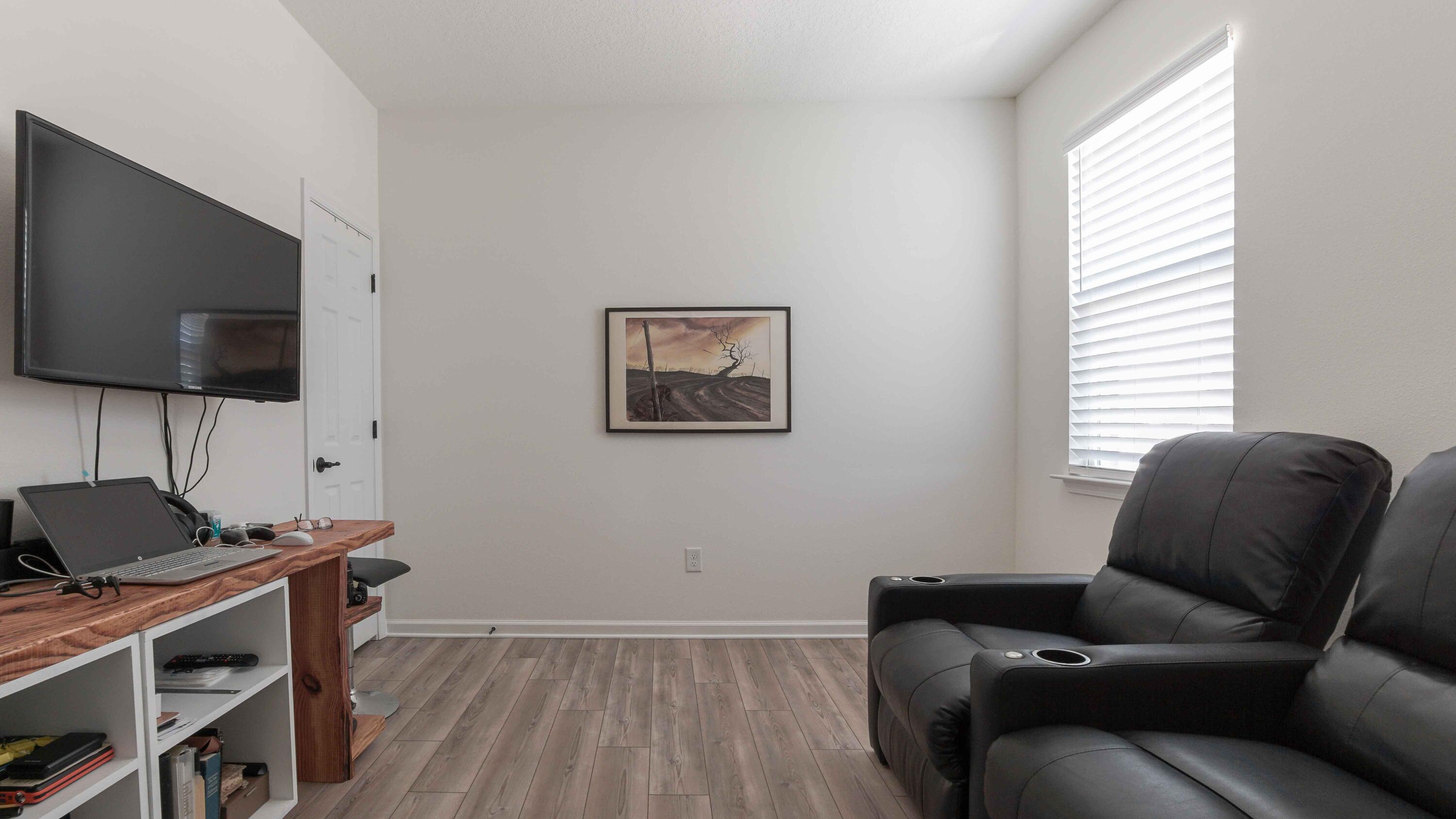 322 Fairway Crossing Freeport, FL 32439 - Photo 37 of 56 a livingroom with a workspace