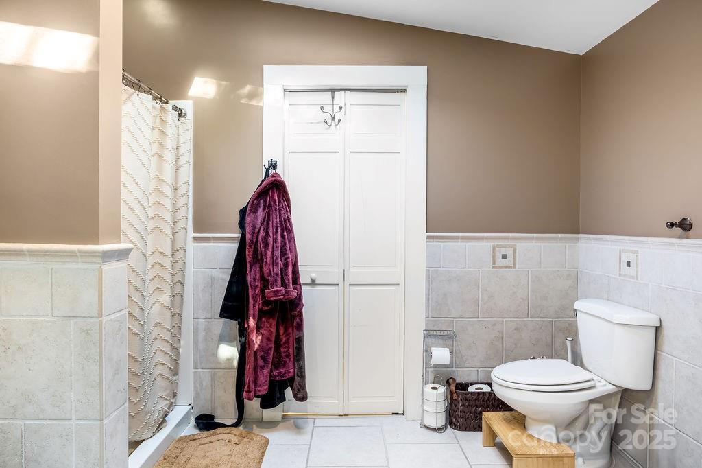 34 Coosa Rdg Drive Whittier, NC 28789 - Photo 24 of 33 a bathroom with a toilet and a shower