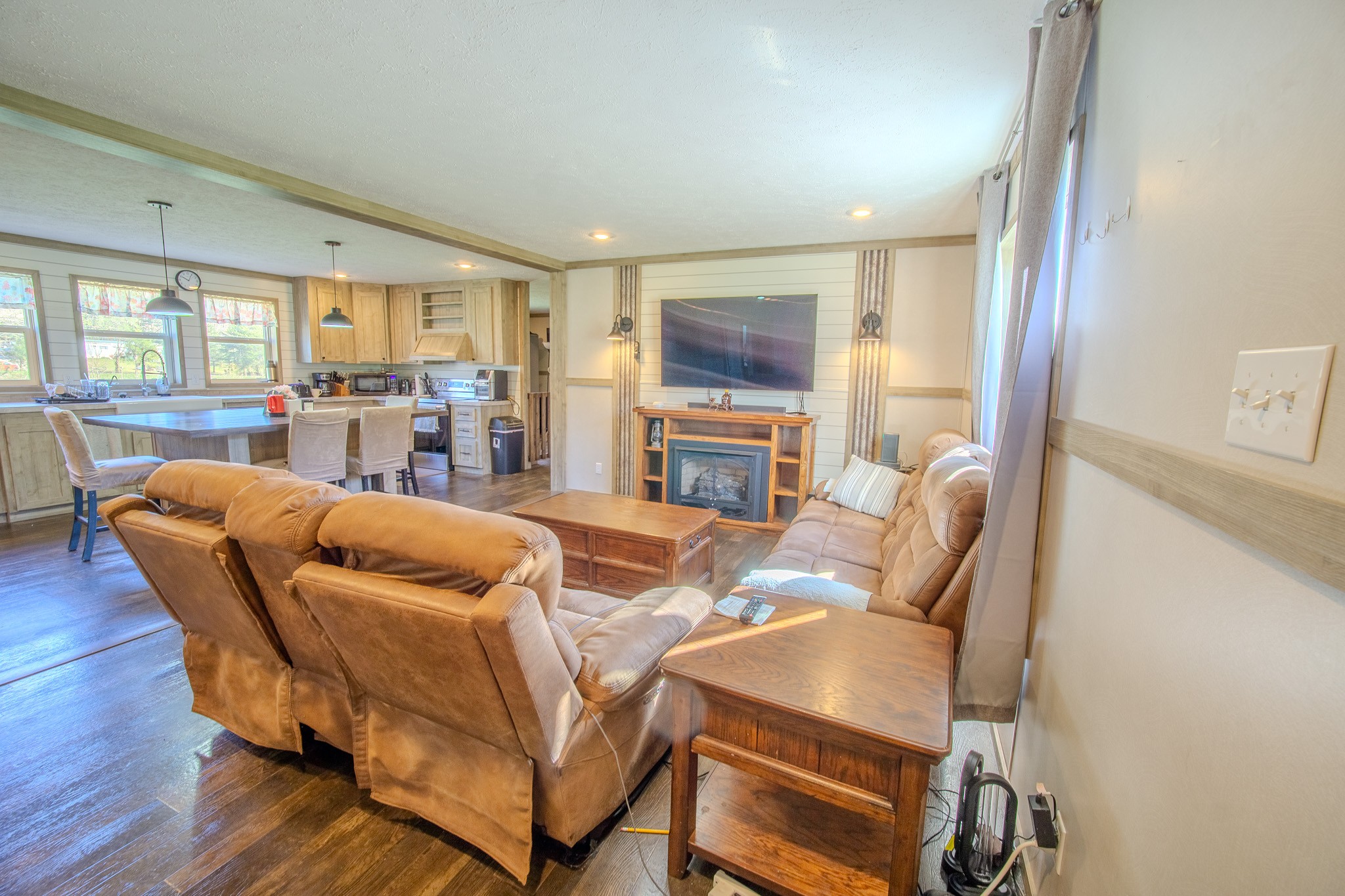 316 Morris Demps Road Sparta, TN 38583 - Photo 2 of 55 a living room with furniture and a flat screen tv