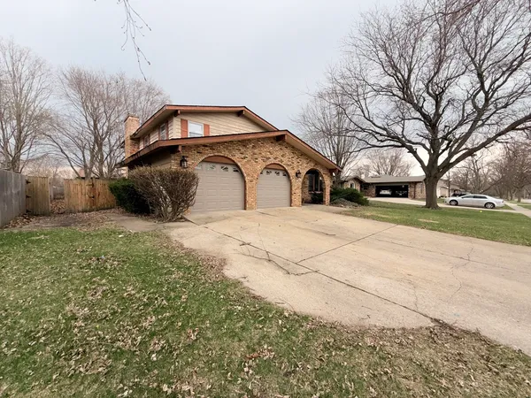 $259,900 | 516 Ca Crest Drive, Shorewood, IL 60404