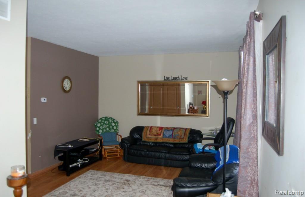 8175 Bennett Lake Road Fenton, MI 48430 - Photo 9 of 26 DSC_0009.jpg