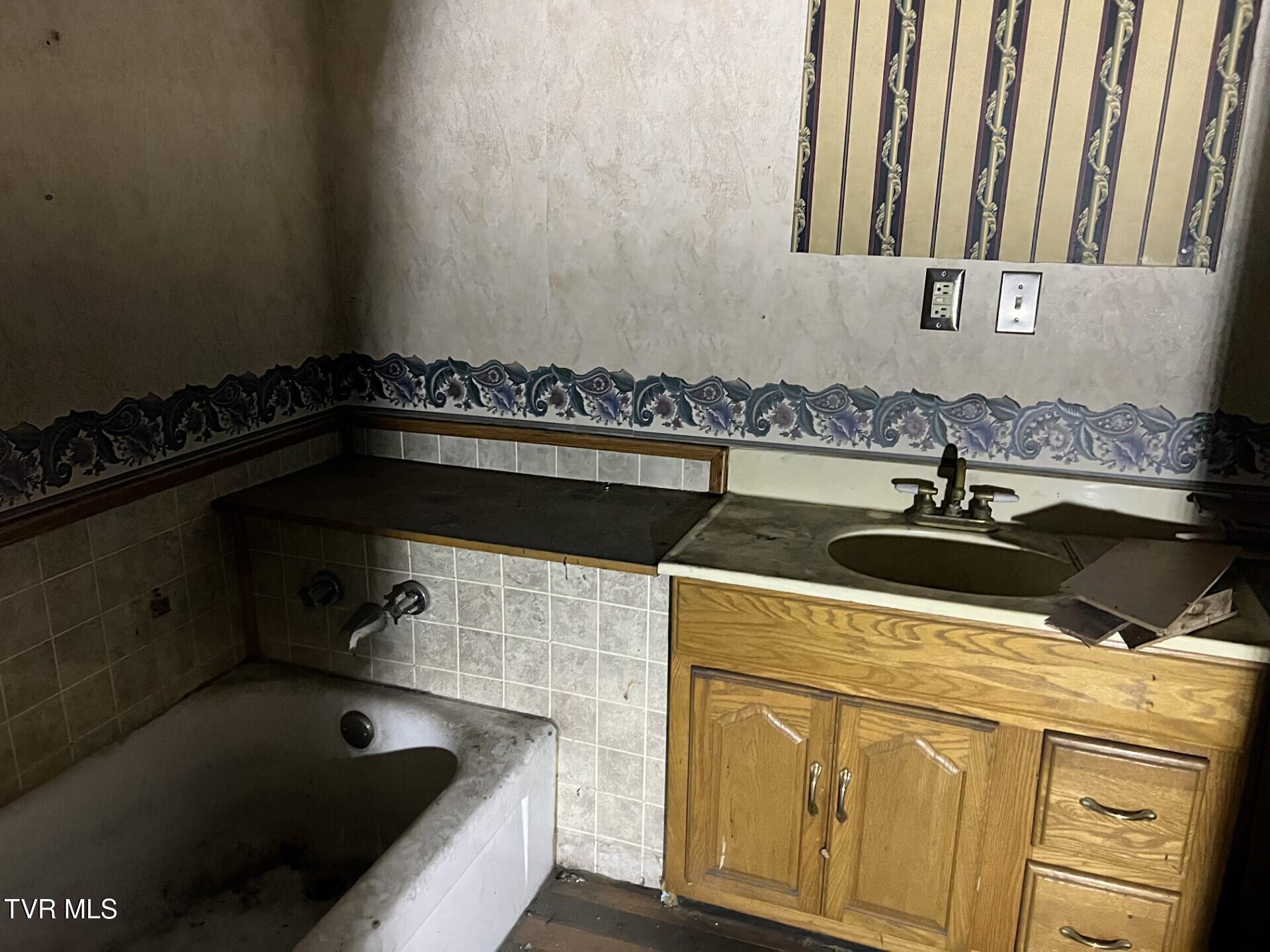 5332 Stonega Road Appalachia, VA 24216 - Photo 15 of 22 A bath 2