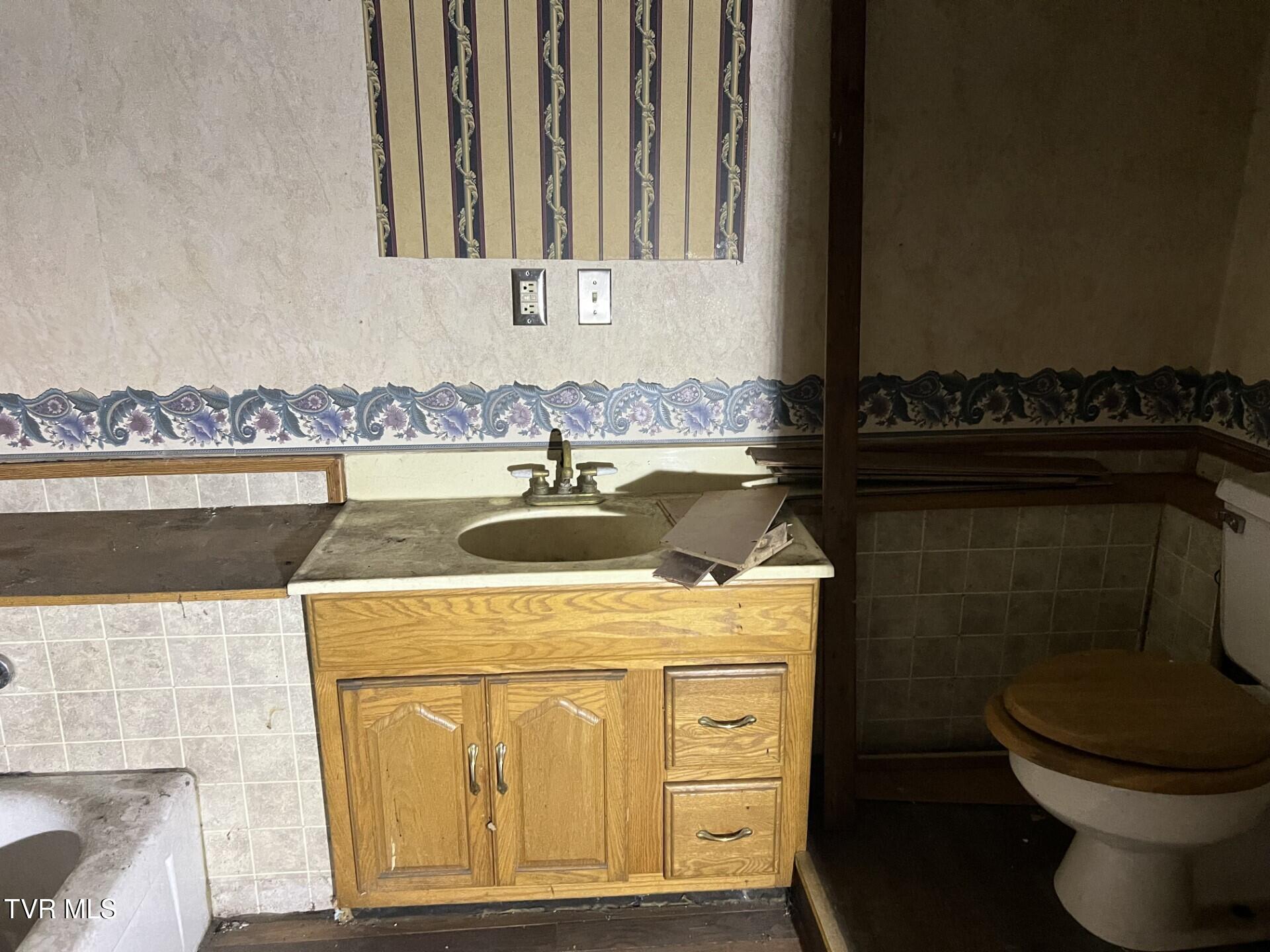 5332 Stonega Road Appalachia, VA 24216 - Photo 16 of 22 A bath 3