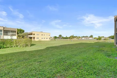 a view of a house with backyard