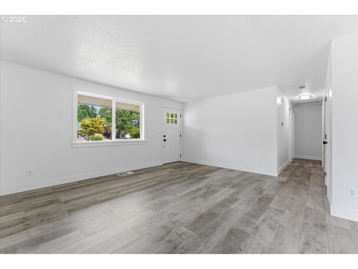 8970 Southwest Reiling Street Portland, OR 97224 - Photo 4 of 30