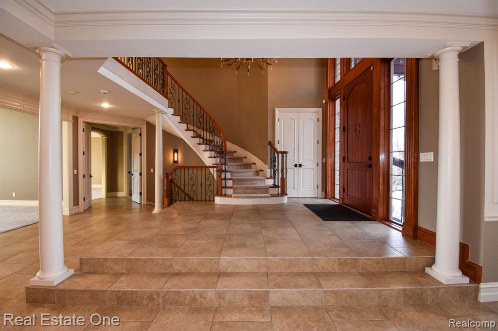54153 Deer Ridge Court Rochester, MI 48307 - Photo 6 of 30