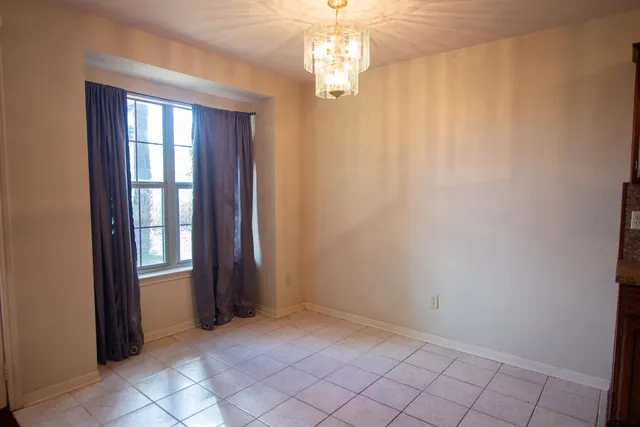 a view of entryway with window