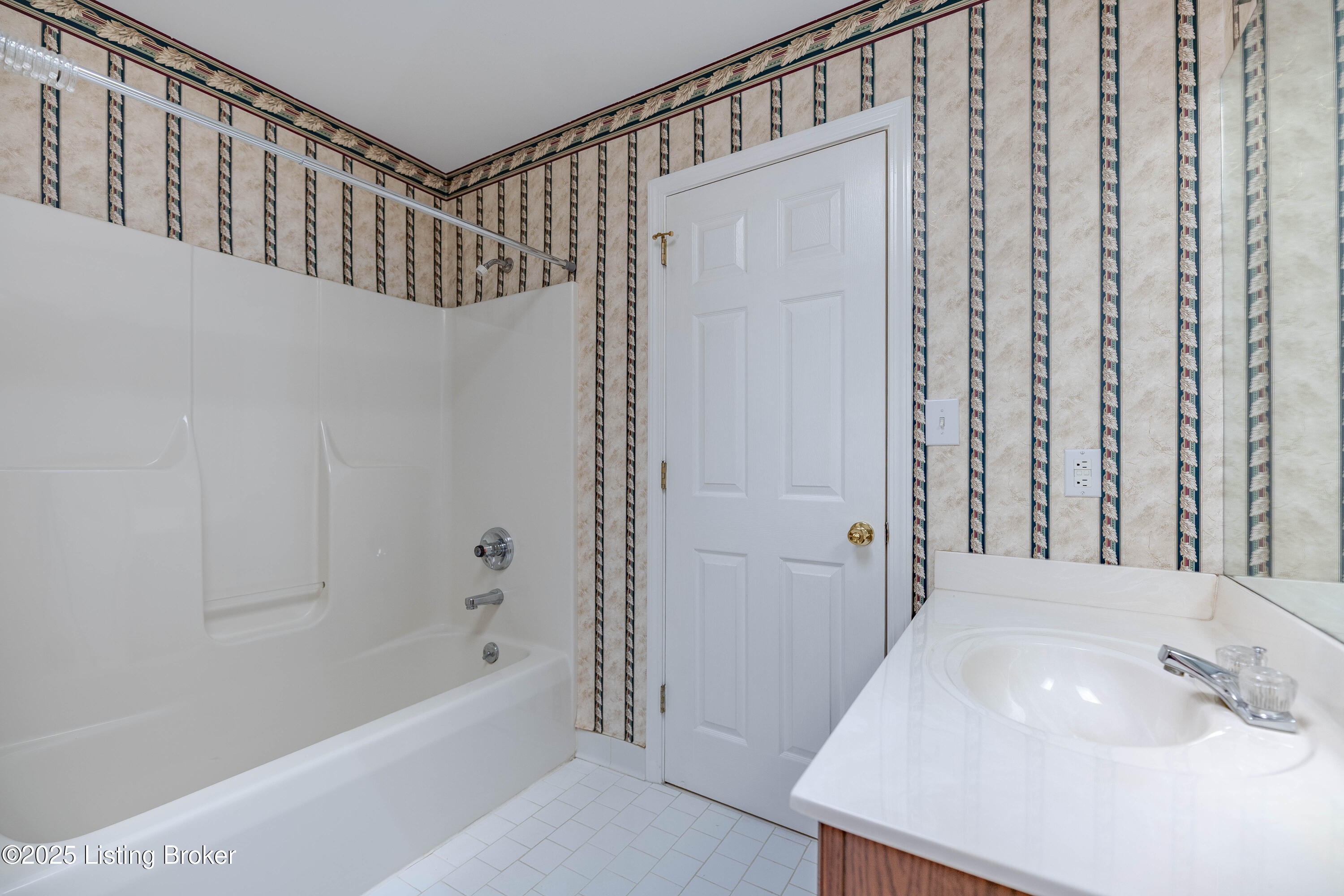 7302 Austinwood Road Louisville, KY 40214 - Photo 18 of 38 DSC08298-HDR