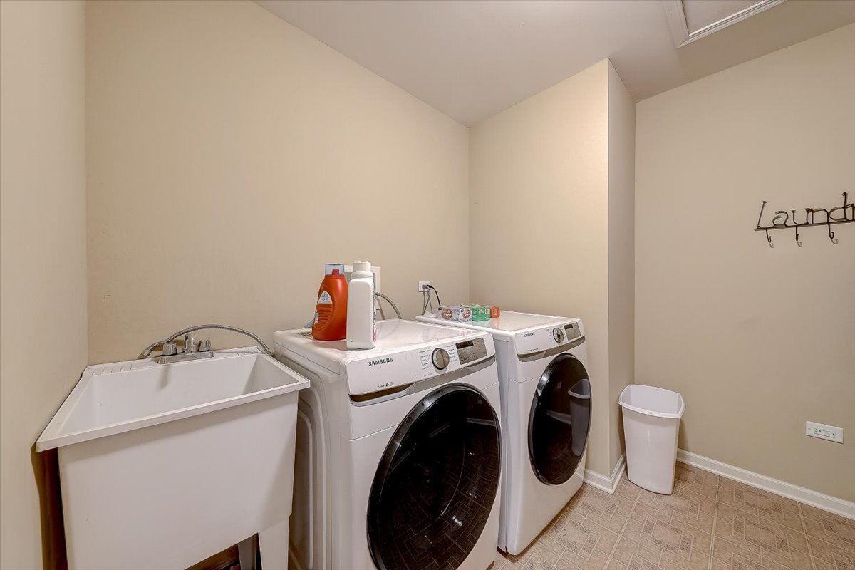 406 Aviary Lane Bolingbrook, IL 60490 - Photo 39 of 46 a utility room with dryer and washer