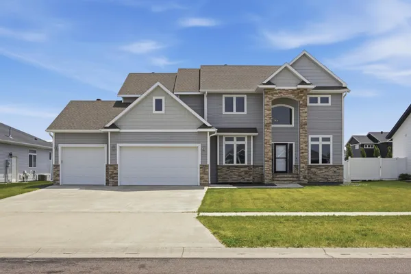 $814,900 | 2736 70th Avenue South, Fargo, ND 58104