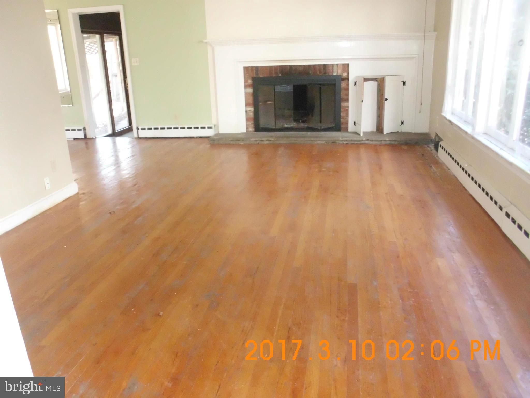 160 Randolph Road Silver Spring, MD 20904 - Photo 2 of 25 Living Room