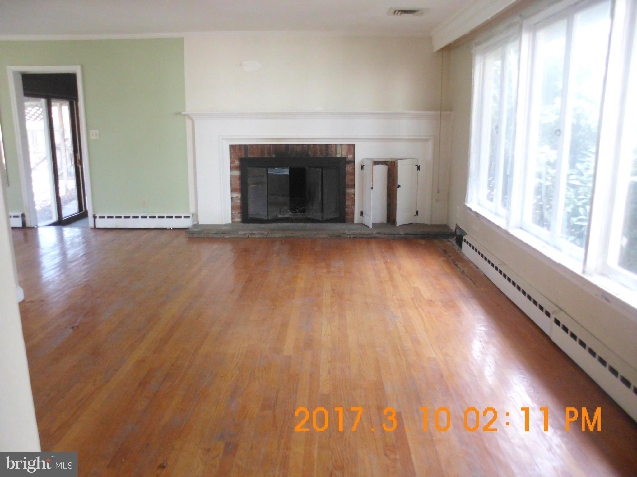 160 Randolph Road Silver Spring, MD 20904 - Photo 17 of 25 Living Room