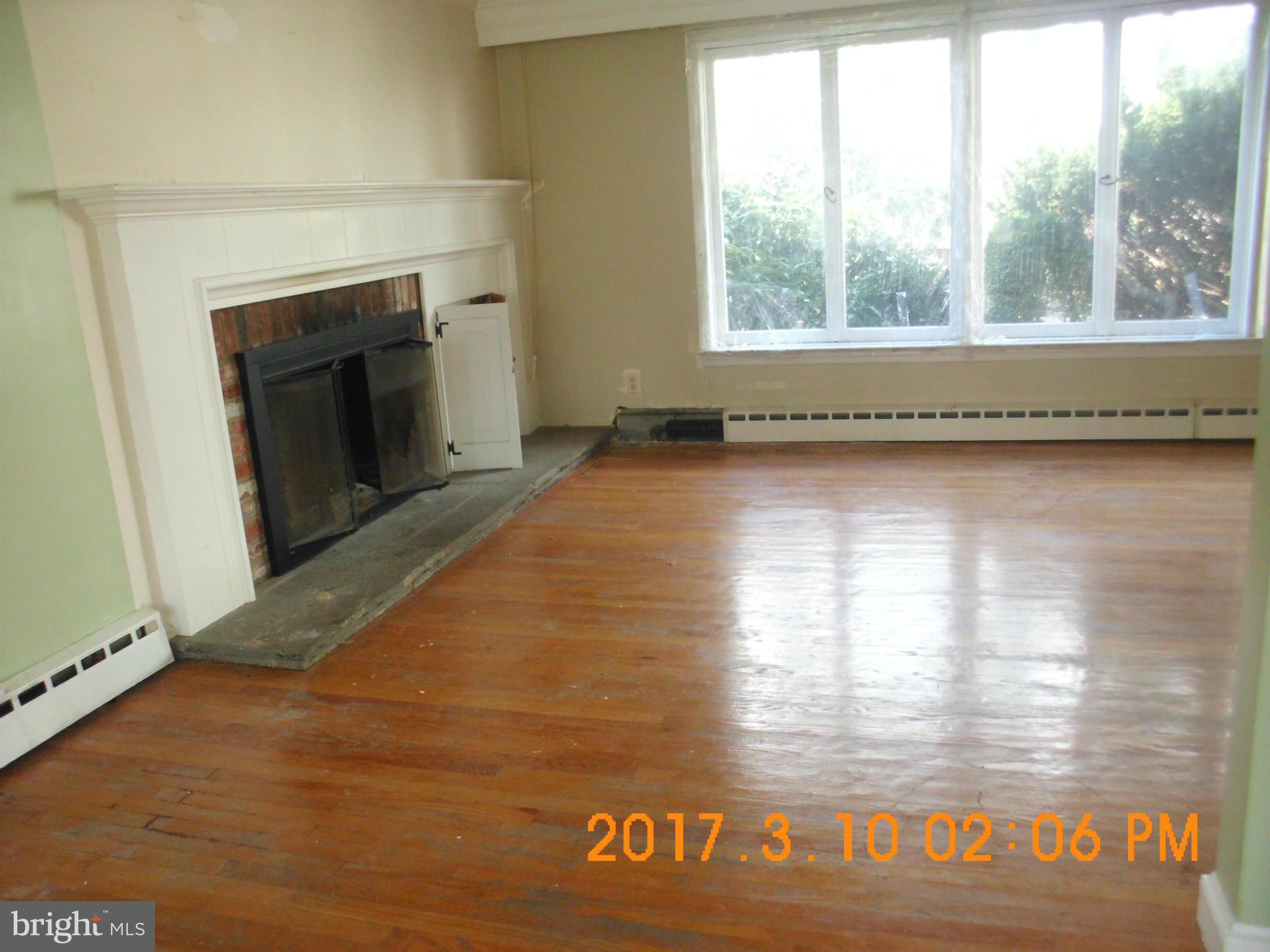160 Randolph Road Silver Spring, MD 20904 - Photo 4 of 25 Living Room