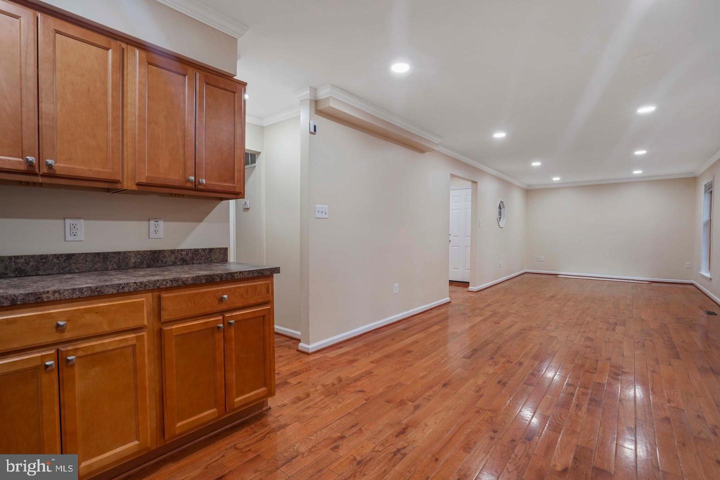 5105 Pheasant Road Fairfax, VA 22030 - Photo 9 of 32 Spacious open layout with warm tones.