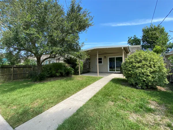 $1,100 | 3815 Putnam Drive, Bacliff, TX 77518