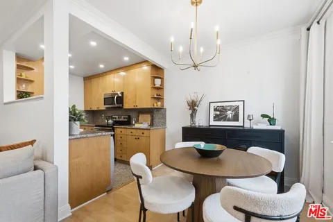 $549,000 | 11718 Darlington Avenue, Unit 7, Los Angeles, CA 90049