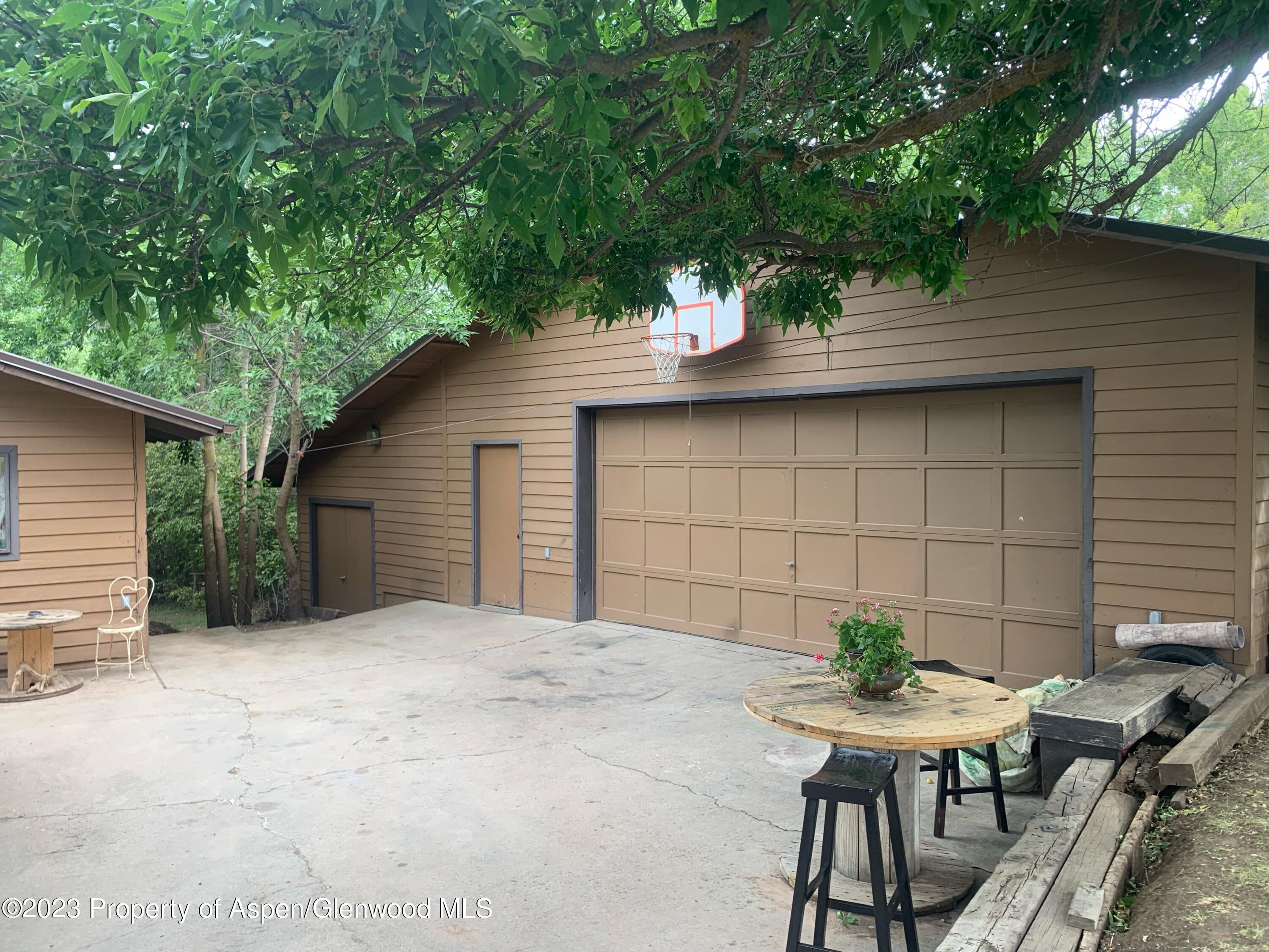 60 Chelyn Road Glenwood Springs, CO 81601 - Photo 14 of 53 a backyard of a house with table and chairs