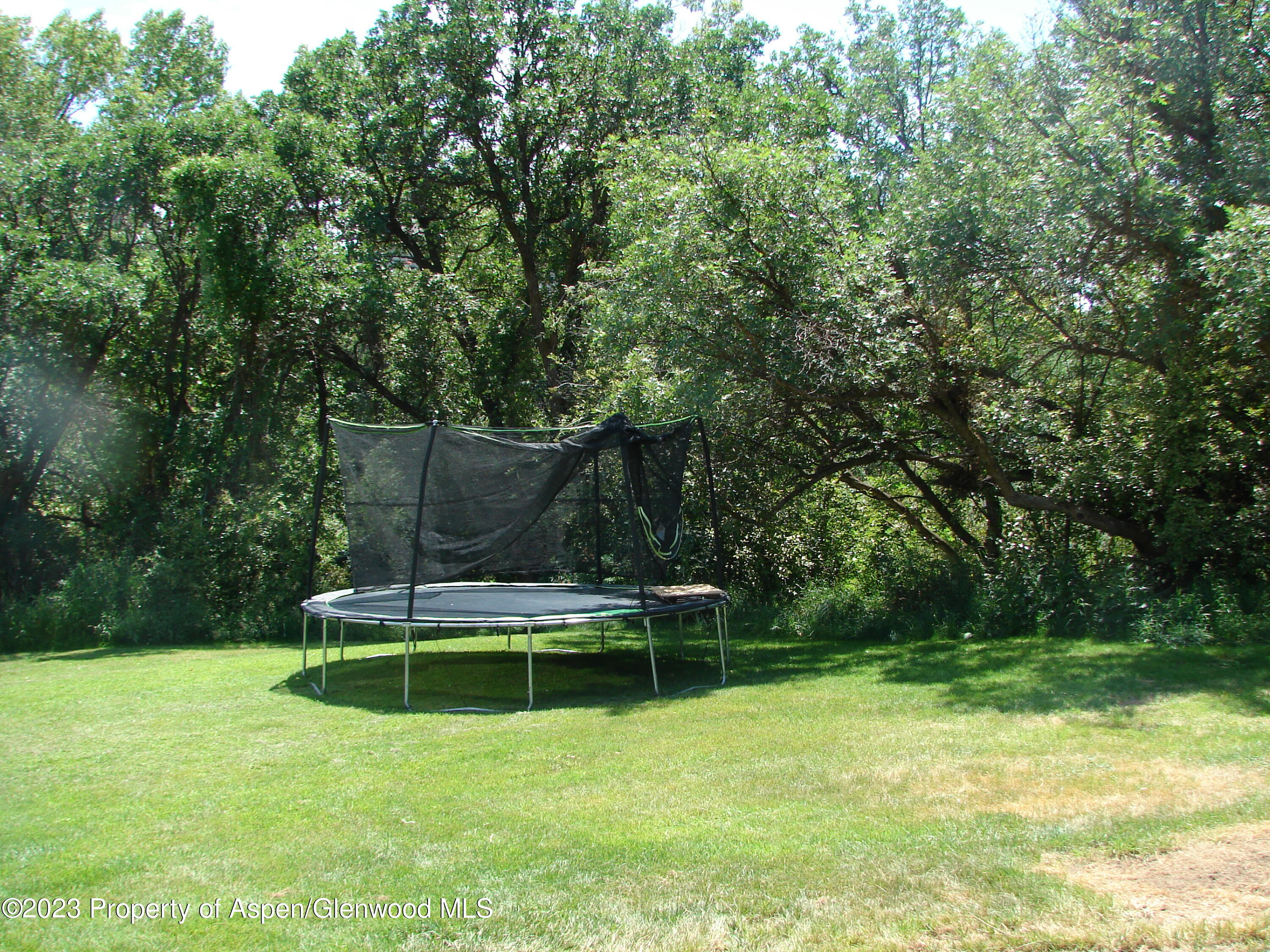 60 Chelyn Road Glenwood Springs, CO 81601 - Photo 20 of 53 a backyard of a house with table and chairs