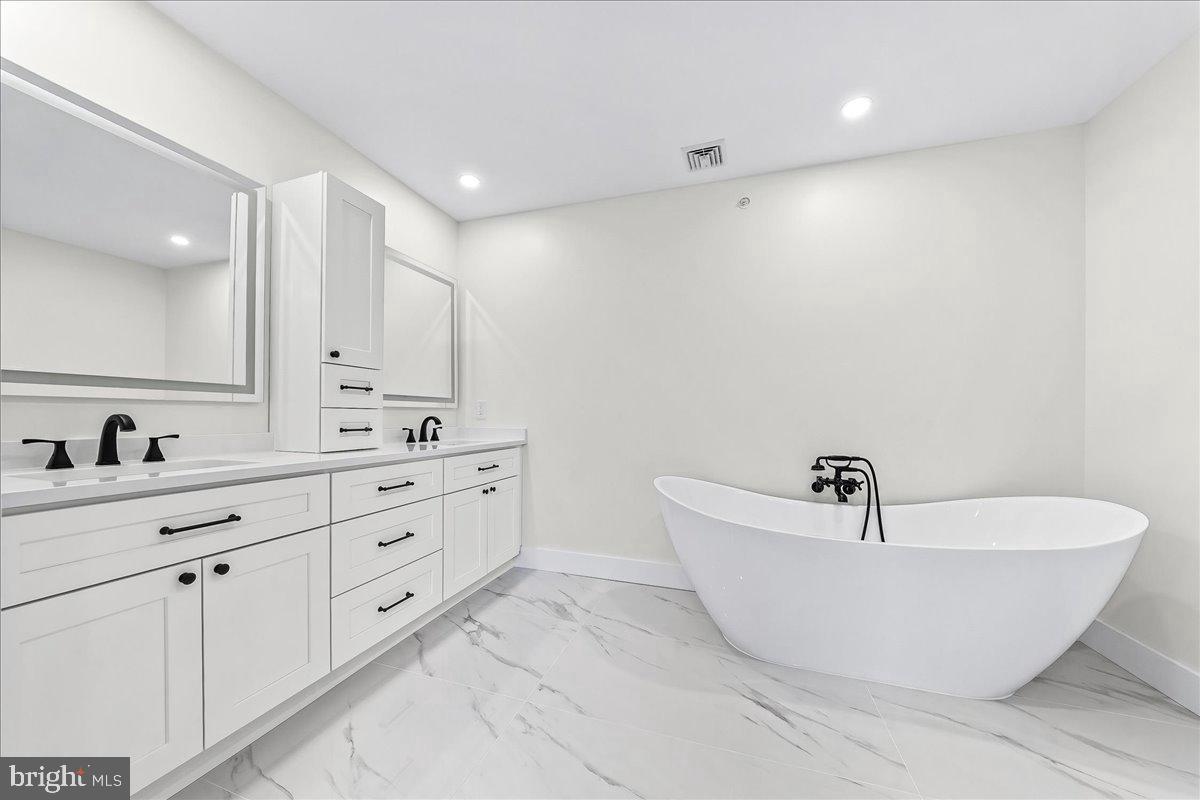 1008 Richmond Road Broomall, PA 19008 - Photo 17 of 57 Primary Bathroom