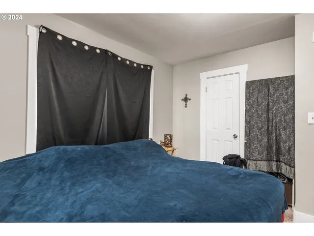 a view of entryway with window and ceiling fan